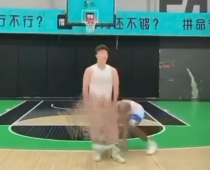 《牛教练的裤子》1080P高清完整版 - 黑哥球场偷袭扯裤甩两圈爆笑场面 - 牛教练的裤子视频无广告免费播放