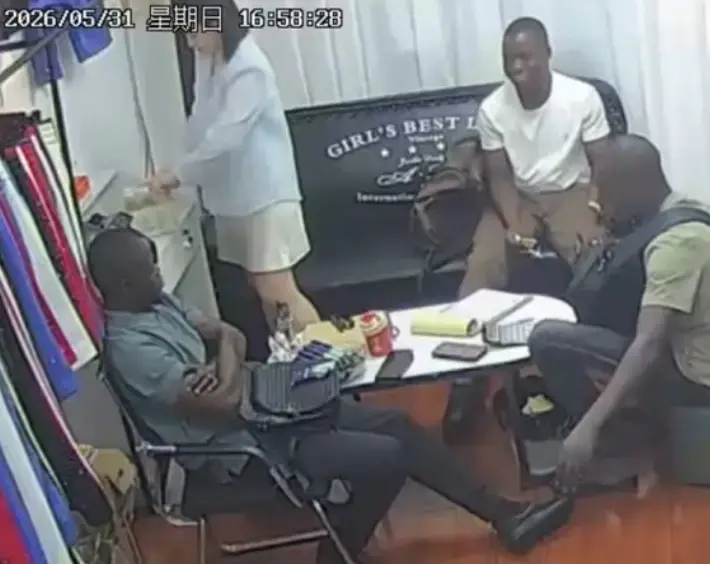 热搜监控《三个黑人买衣服》原视频完整版-三个黑人买衣服下大单高清无广告播放-美女老板娘服装店三英战吕布事件
